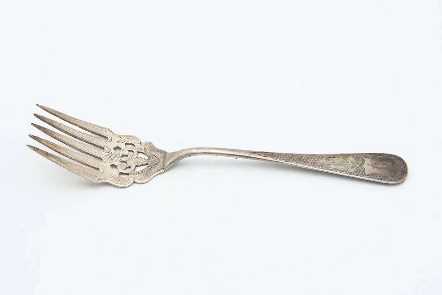 Silberne Fischgabel mit Aussparungen