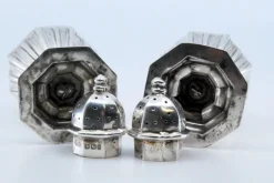 Silberner Salz- und Pfefferstreuer mit Reliefs, 2 . Set