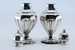 Silberner Salz- und Pfefferstreuer mit Reliefs, 2 . Set