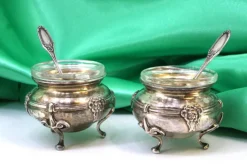Silberne Salz- und Pfefferstreuer mit Glaskernen und geprägten Löffeln, 4er Set
