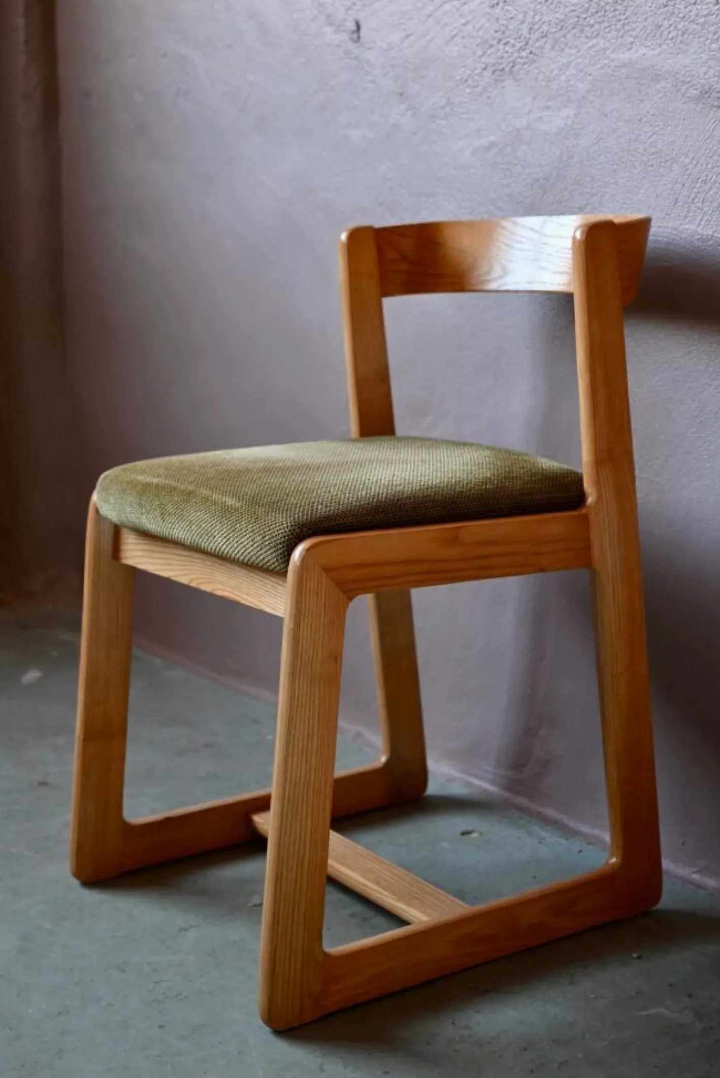 Skandinavischer Stuhl mit Kufengestell