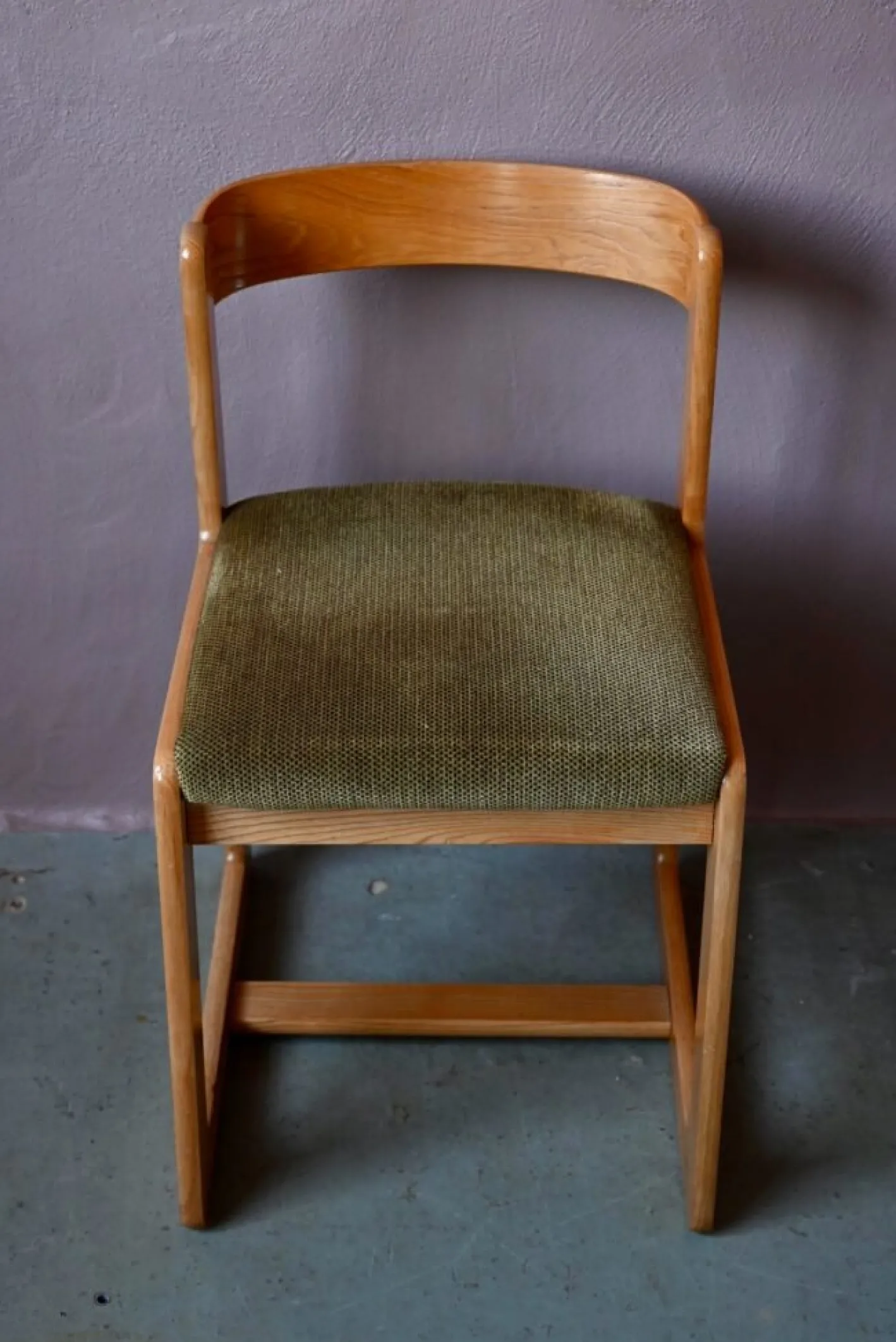 Skandinavischer Stuhl mit Kufengestell