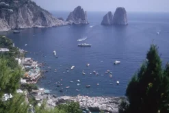 Slim Aarons, Capri Bay Übergroßer C Druck in Weiß