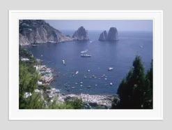 Slim Aarons, Capri Bay Übergroßer C Druck in Weiß