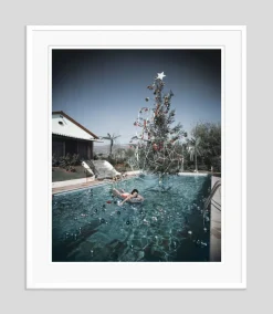 Slim Aarons, Christmas Swim Übergroßer C Druck in Weiß