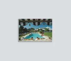 Slim Aarons, Poolside in Sotogrande, Druck auf Fotopapier, Gerahmt