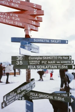 Slim Aarons, Wegweiser in St. Moritz, Estate Stamped Fotodruck