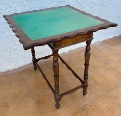 Spanischer Spieltisch aus Eiche mit geschnitzten Kanten & grüner Filzplatte, 1920er