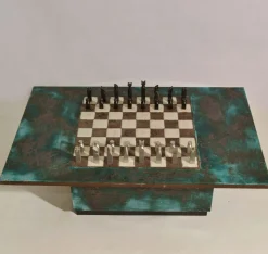 Spieltisch mit handgemeißeltem Schachbrett aus Keramik