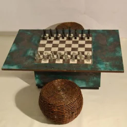 Spieltisch mit handgemeißeltem Schachbrett aus Keramik
