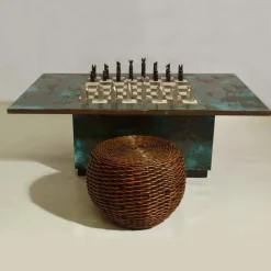 Spieltisch mit handgemeißeltem Schachbrett aus Keramik