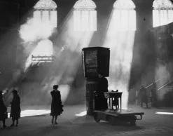 Station Sunlight Grafikdruck von Harry Todd