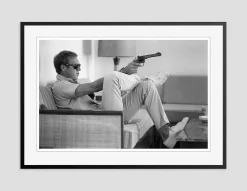 Steve Mcqueen Takes Aim Gerahmt in Schwarz von John Dominis