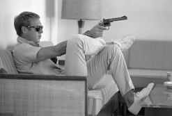 Steve Mcqueen Takes Aim Gerahmt in Schwarz von John Dominis