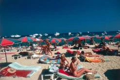 Strand von St. Tropez Oversize C Print in Weiß von Slim Aarons gestaltet