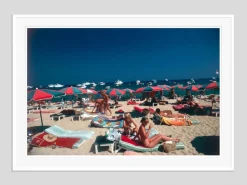 Strand von St. Tropez Oversize C Print in Weiß von Slim Aarons gestaltet