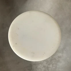 Säule aus weißem Marmor