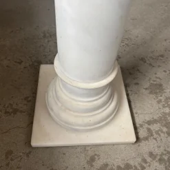 Säule aus weißem Marmor