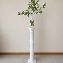 Säule aus weißem Marmor