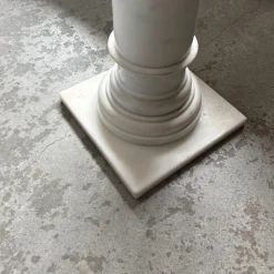 Säule aus weißem Marmor