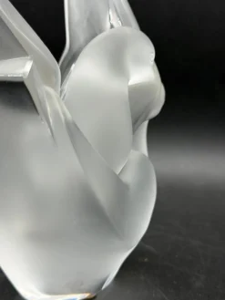 Sylvie Vase aus satiniertem Kristallglas mit Zwei Tauben von Lalique, 1950er