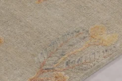 Teppich im Block-Print mit Wildblumen-Blumenmuster in Ocker und Beige von Rug&Kilim