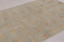 Teppich im Block-Print mit Wildblumen-Blumenmuster in Ocker und Beige von Rug&Kilim