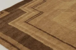Teppich mit abgestuften Ecken von Rug&Kelim