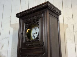 Uhr aus Eiche mit Saint Gonery Motiven von Joseph Savina