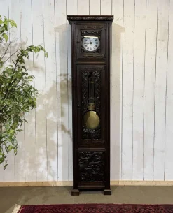 Uhr aus Eiche mit Saint Gonery Motiven von Joseph Savina
