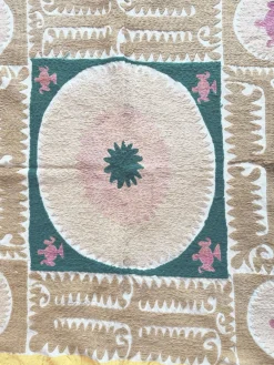 Usbekischer Suzani Wandteppich aus Stoff von Vintage Pillows Store, 1970er