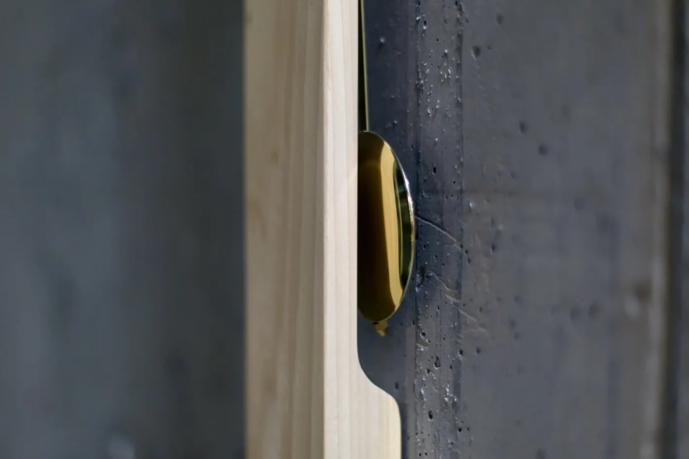Vertikale Holz Pendeluhr von Hilla Shamia