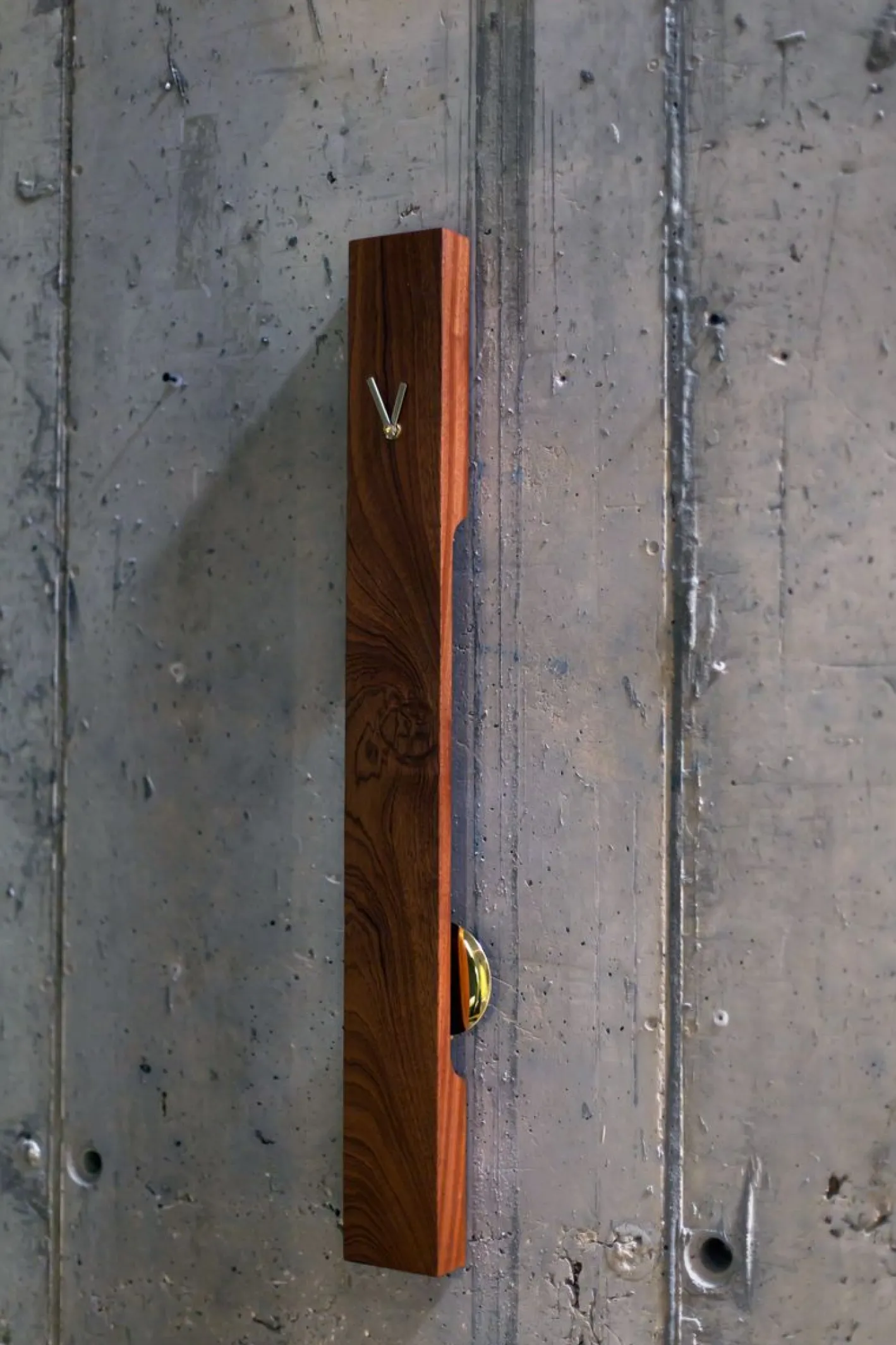 Vertikale Holz Pendeluhr von Hilla Shamia