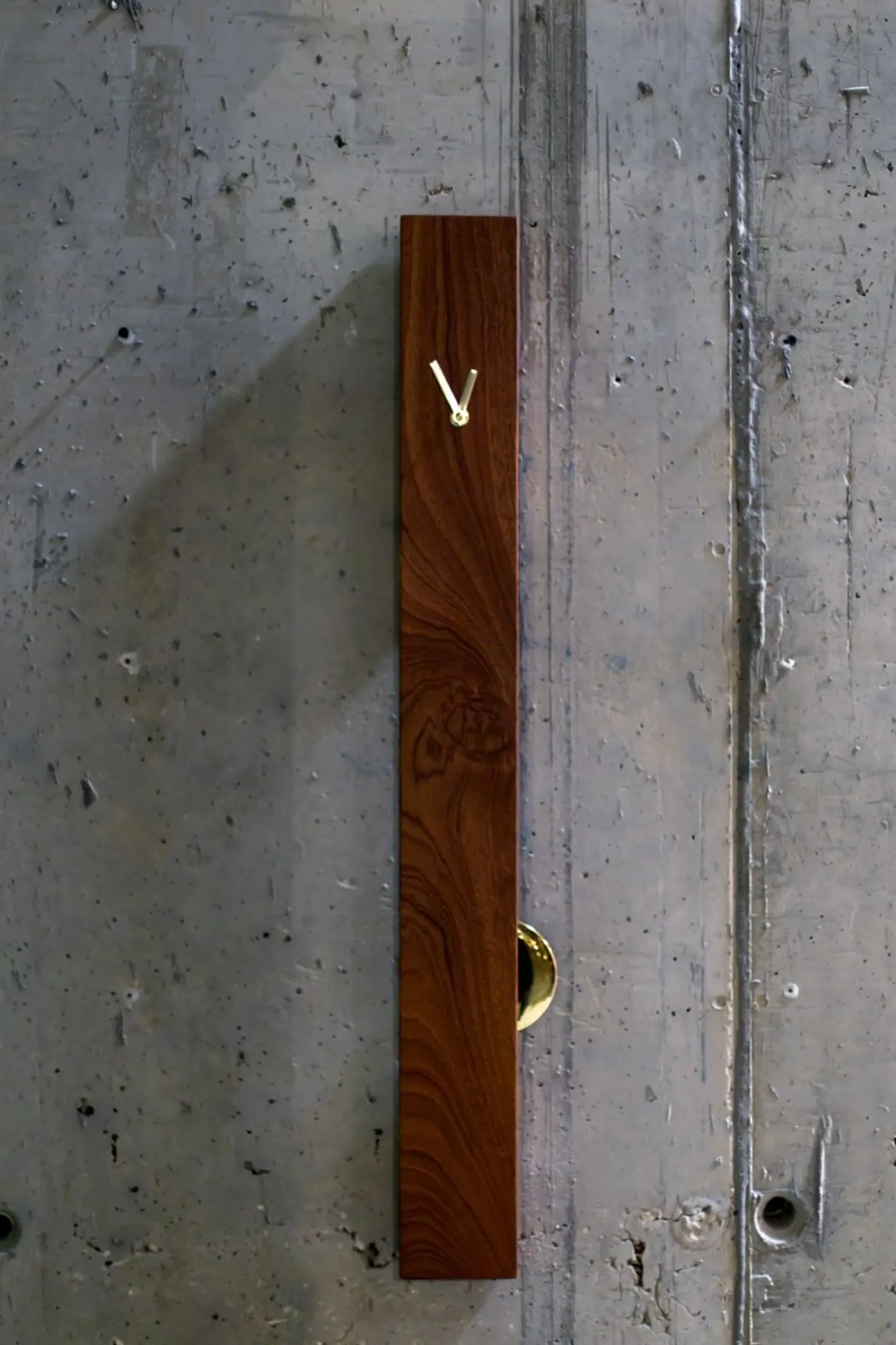 Vertikale Holz Pendeluhr von Hilla Shamia