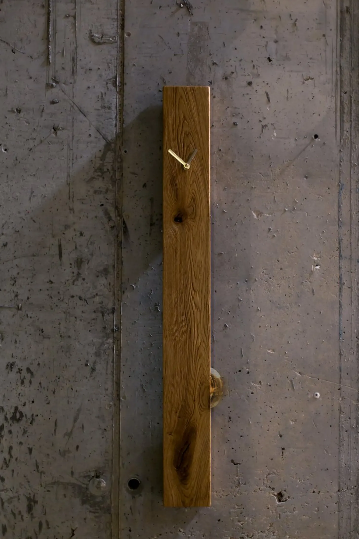 Vertikale Holz Pendeluhr von Hilla Shamia