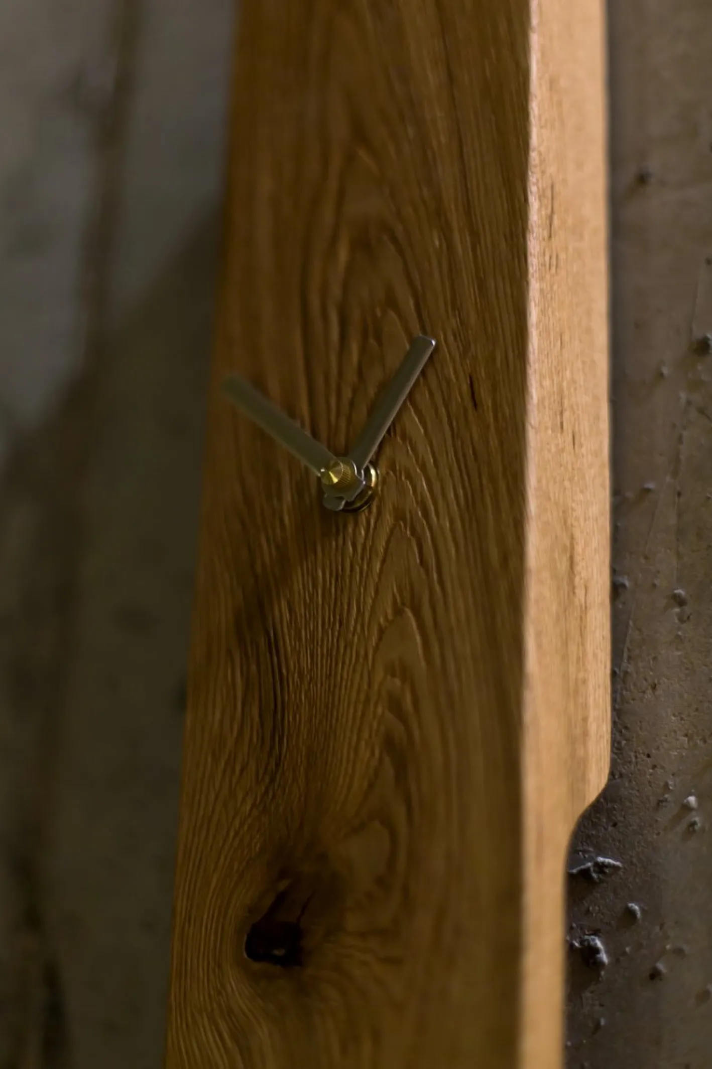 Vertikale Holz Pendeluhr von Hilla Shamia