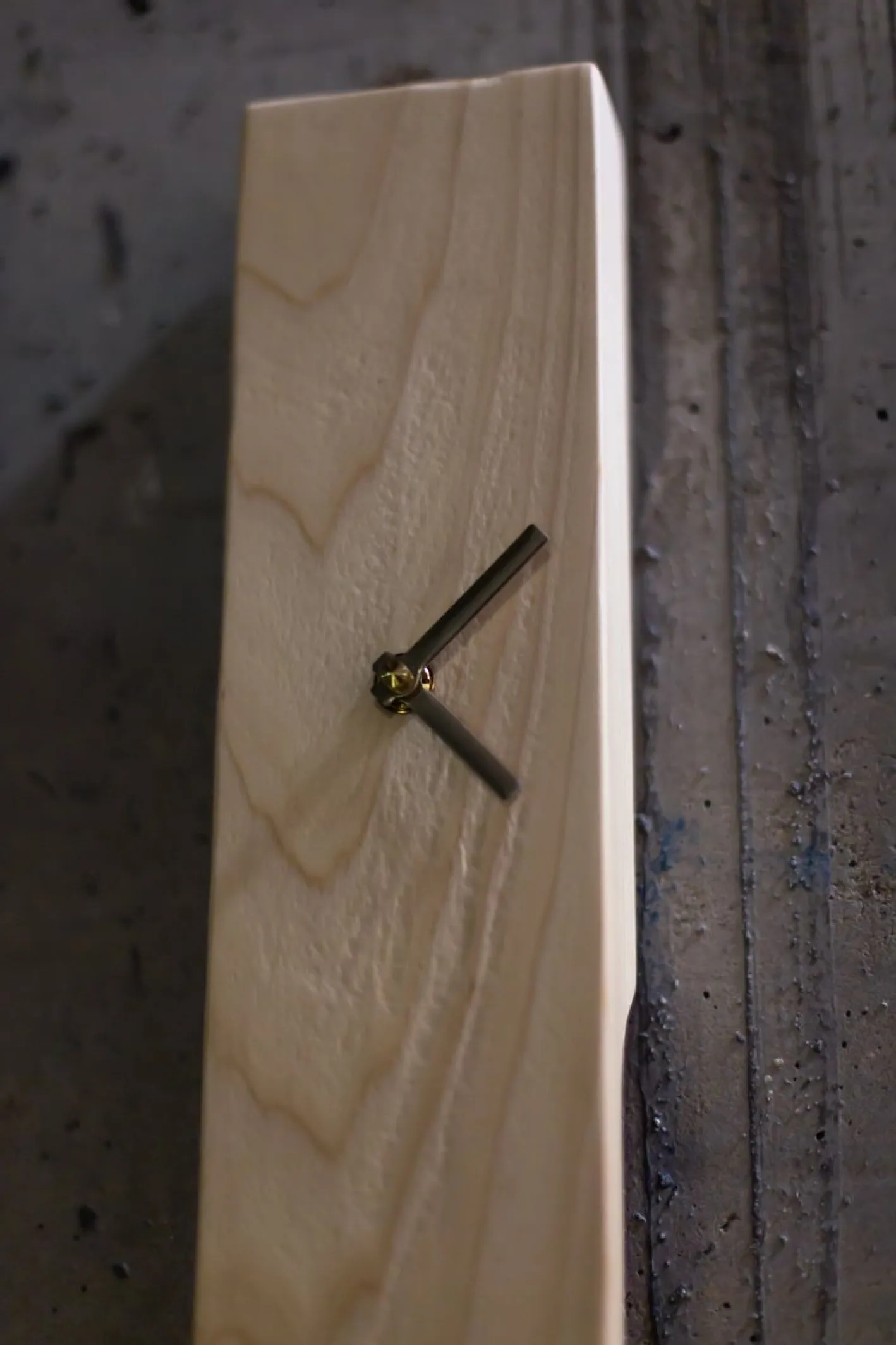 Vertikale Holz Pendeluhr von Hilla Shamia