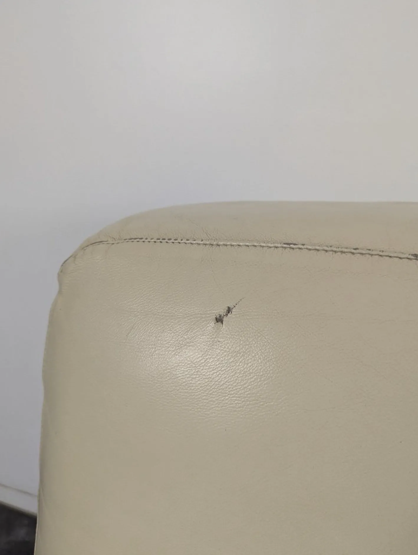 Vier-Sitzer Sofa aus Cremefarbenem Leder