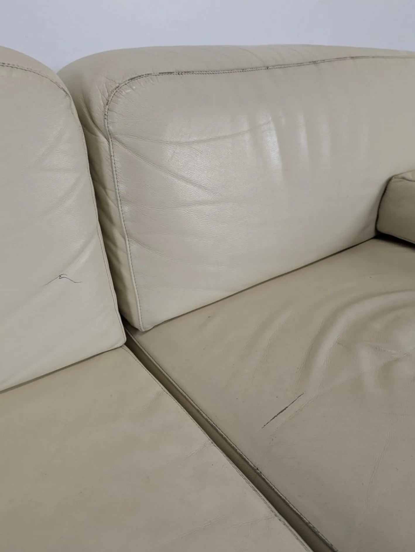 Vier-Sitzer Sofa aus Cremefarbenem Leder