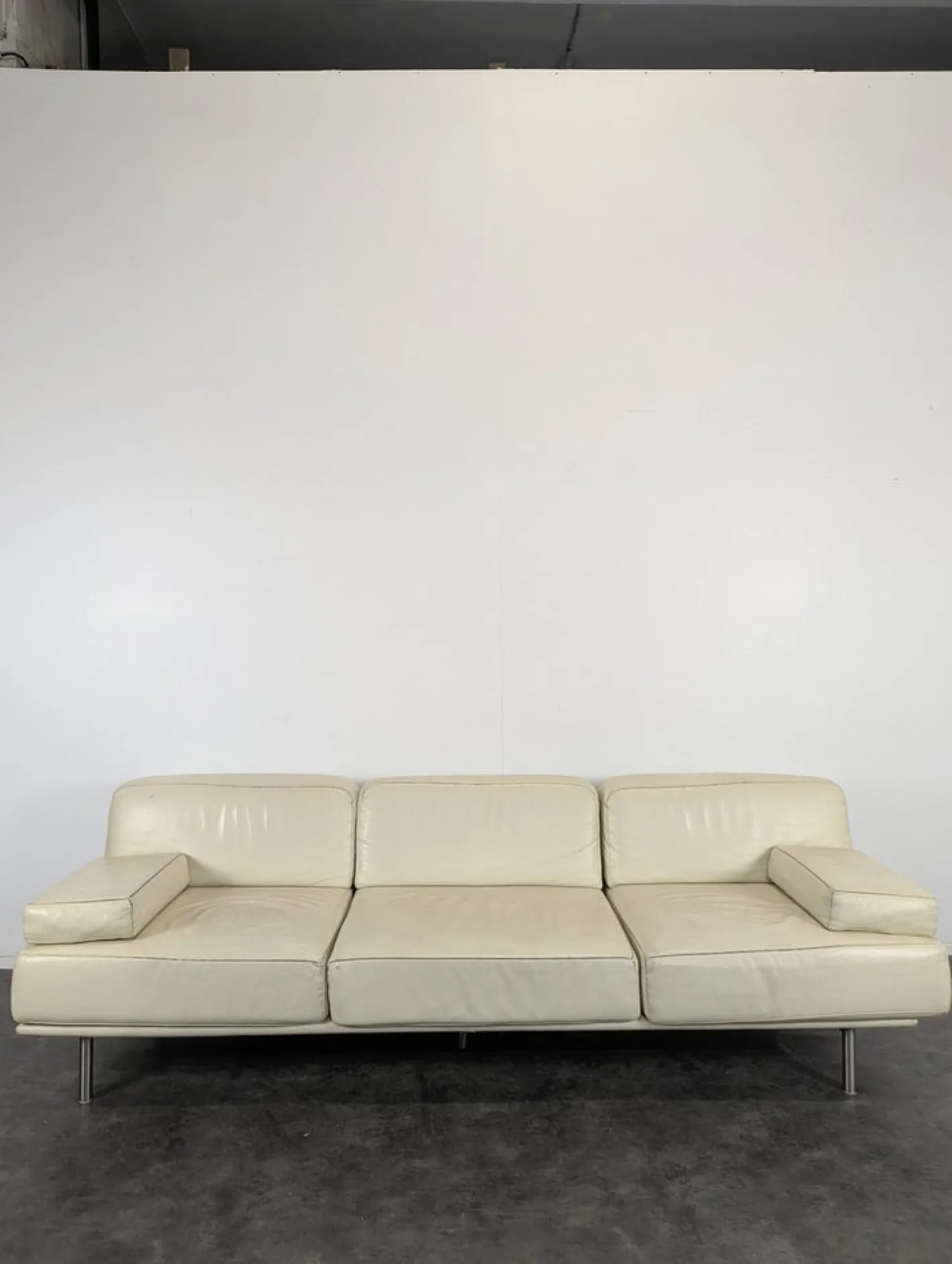 Vier-Sitzer Sofa aus Cremefarbenem Leder