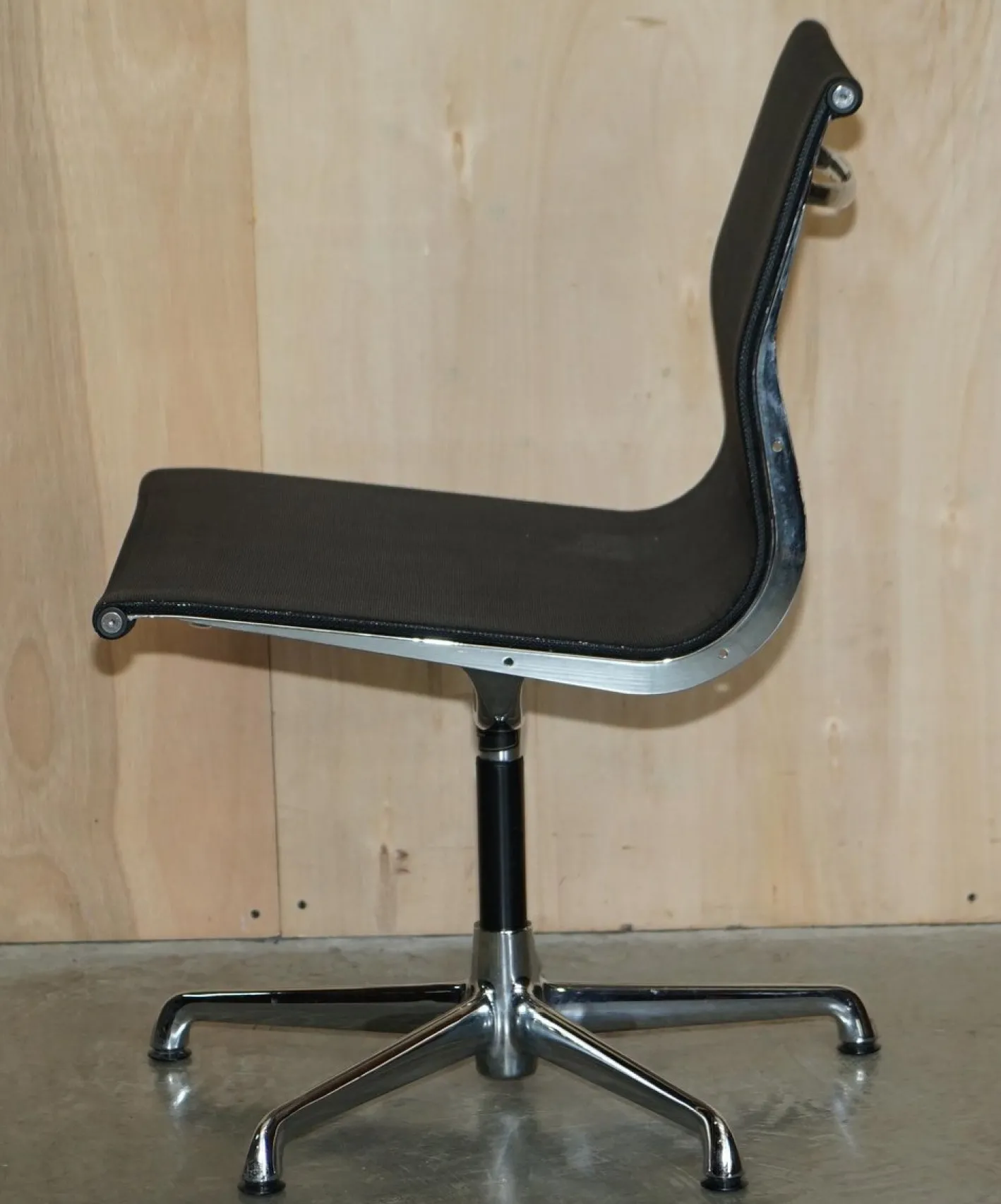 Vintage Ea105 Hopsak Drehsessel von Eames für ICF