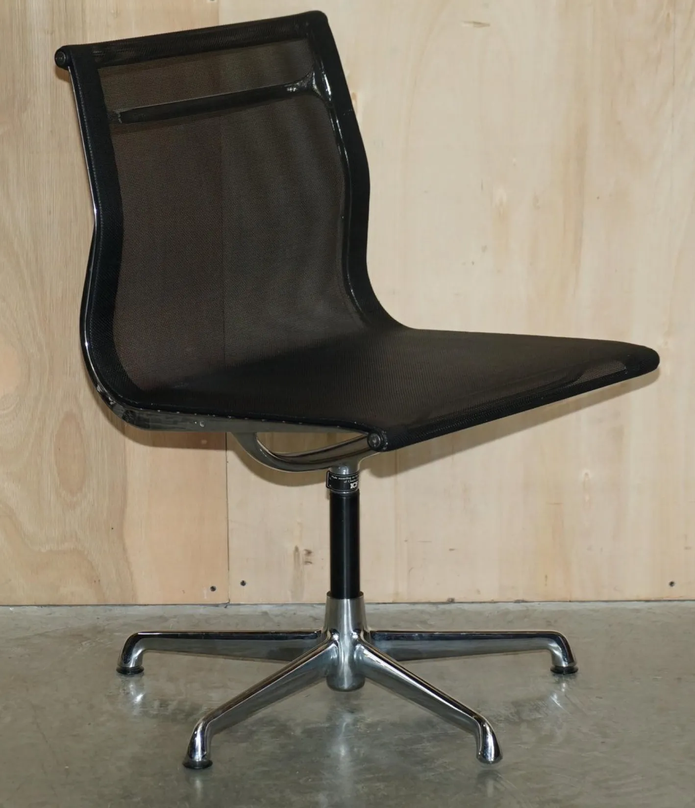 Vintage Ea105 Hopsak Drehsessel von Eames für ICF