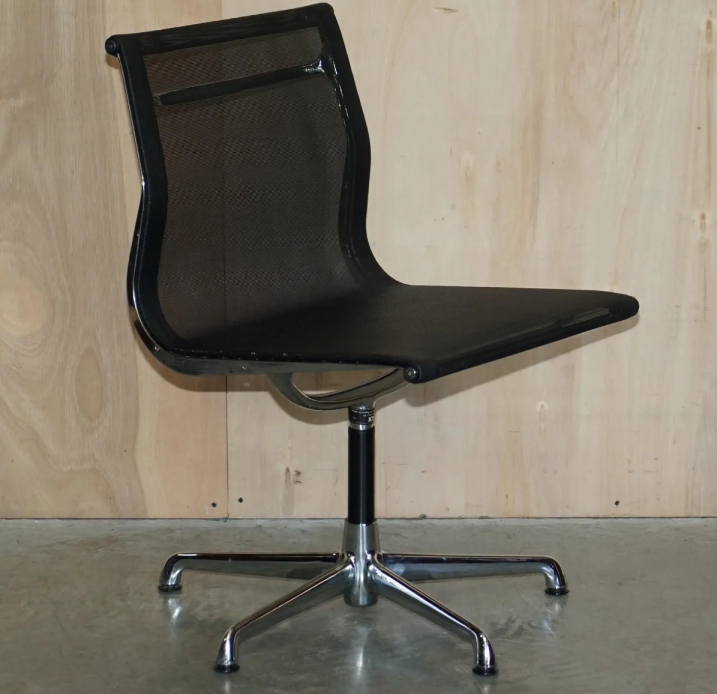 Vintage Ea105 Hopsak Drehsessel von Eames für ICF