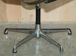 Vintage Ea105 Hopsak Drehsessel von Eames für ICF