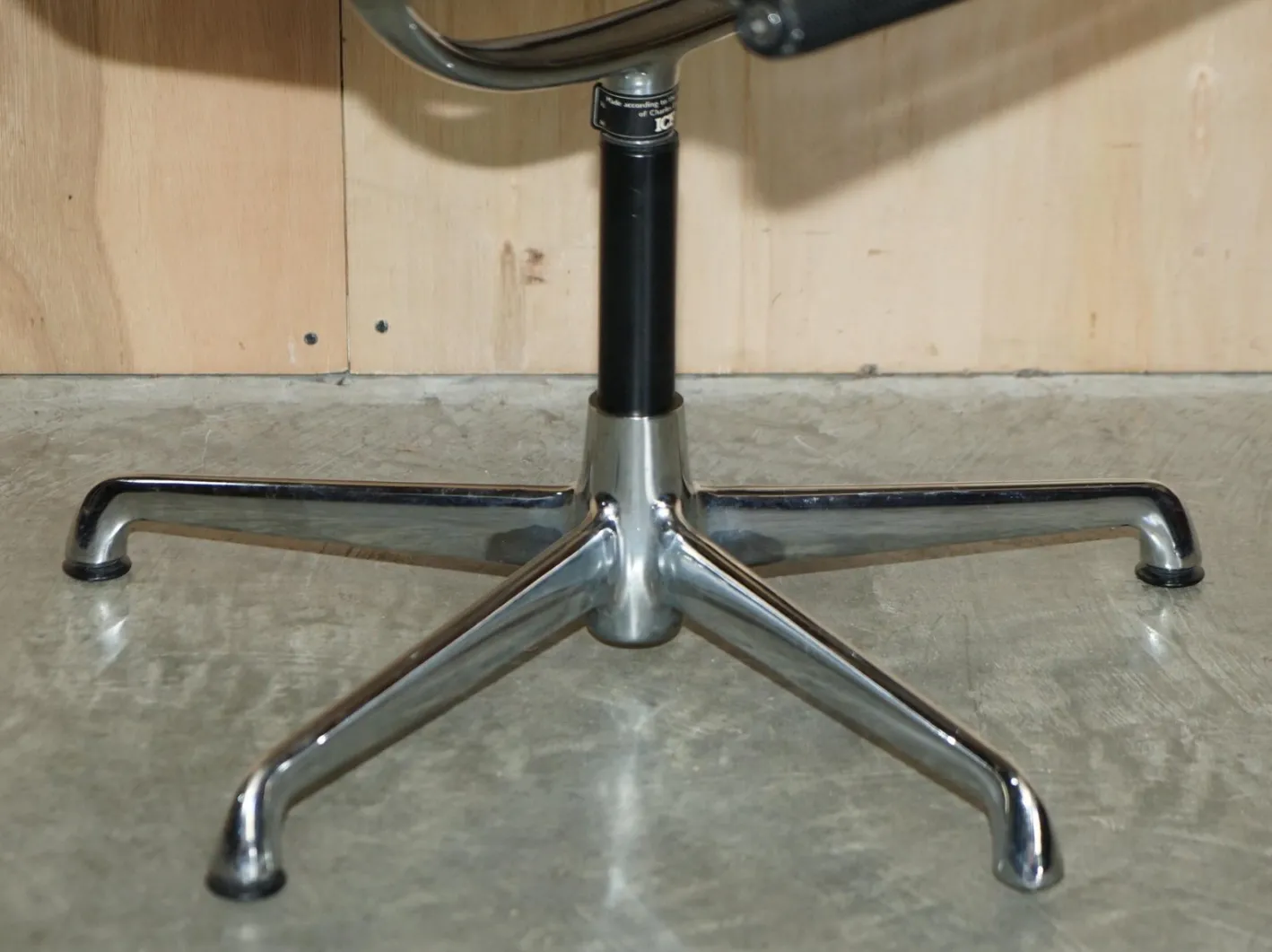 Vintage Ea105 Hopsak Drehsessel von Eames für ICF