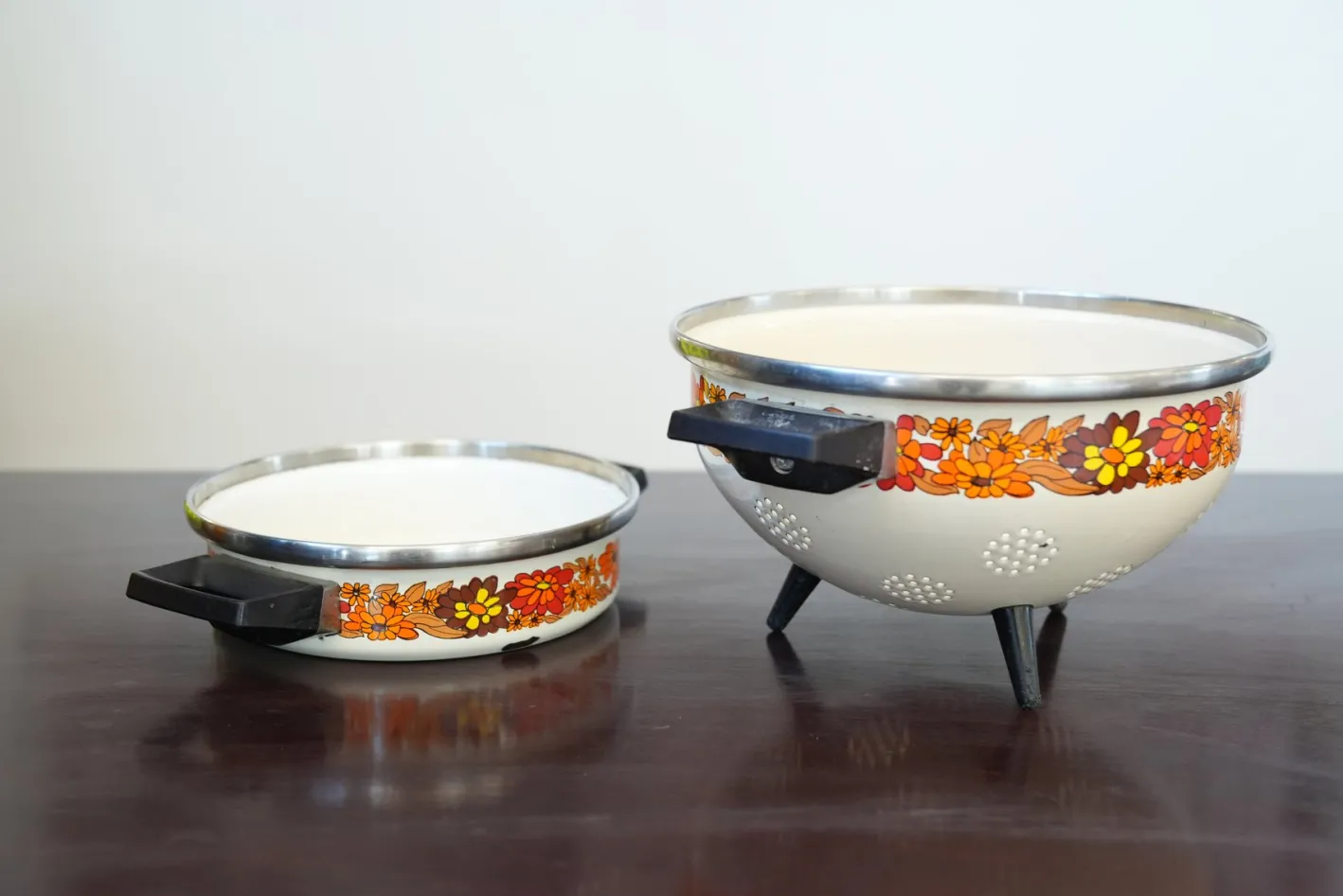 Vintage Emaille Sieb & Eintopf Set mit Blumenmuster, 1950er, 2er Set