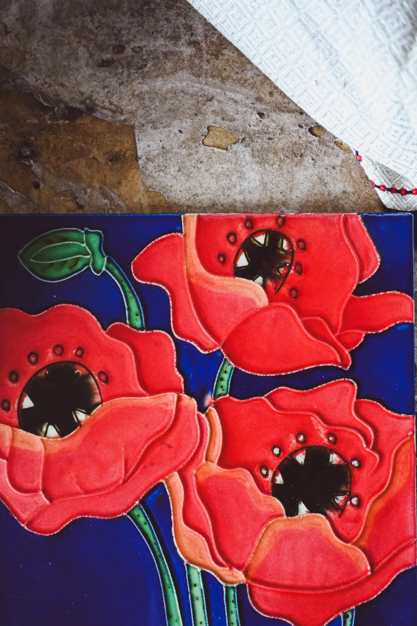 Vintage Mohn Fliese - Rustikales Wanddekor mit Blumenmuster, 1950er
