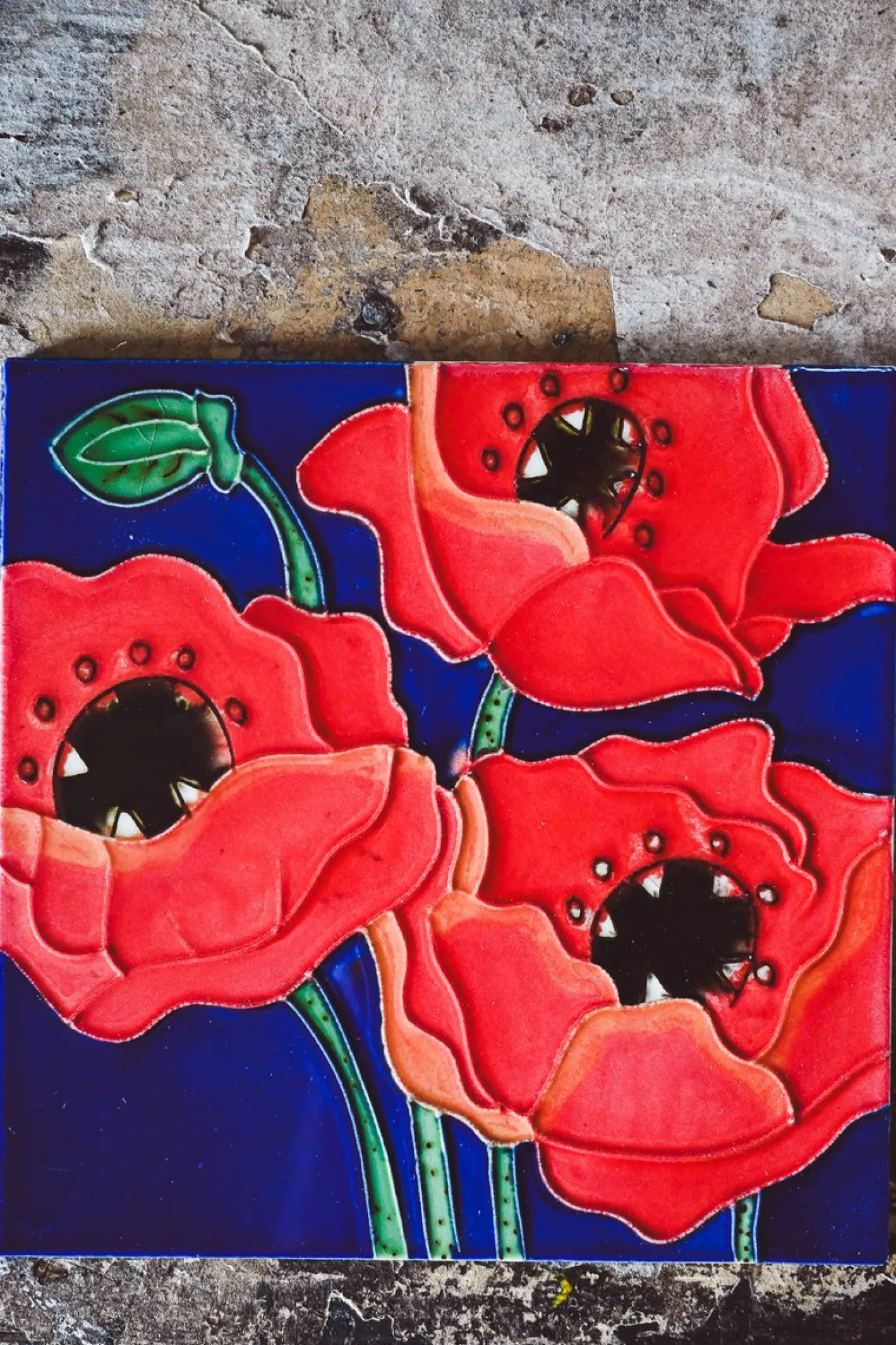 Vintage Mohn Fliese - Rustikales Wanddekor mit Blumenmuster, 1950er