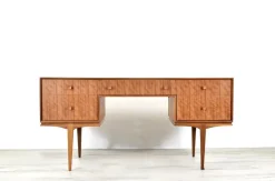 Vintage Schreibtisch aus Teak von McIntosh, 1960er