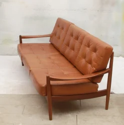 Vintage Sofa mit Cognacfarbenem Lederkissen, 1965